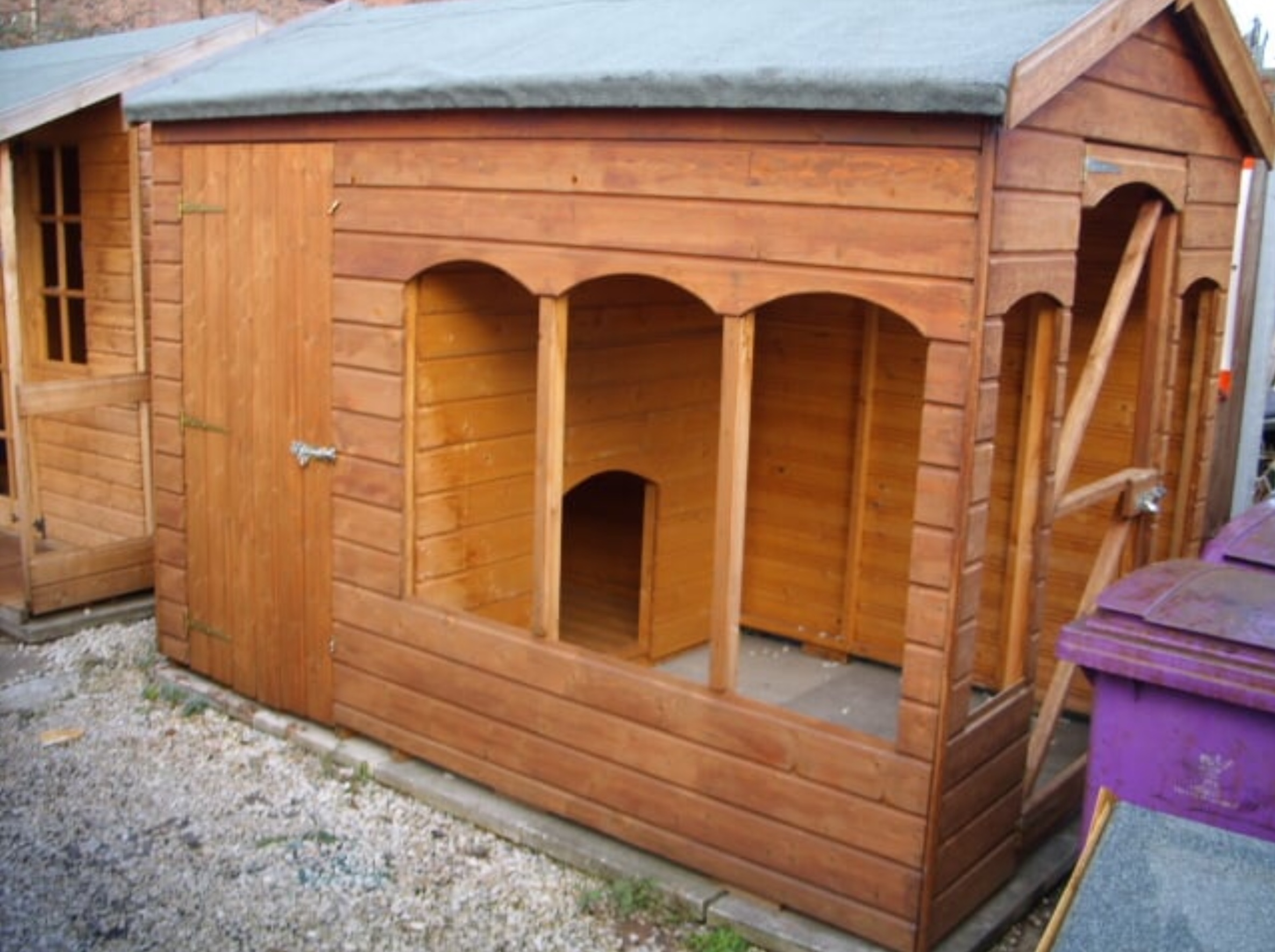 Image of dog kennel with run